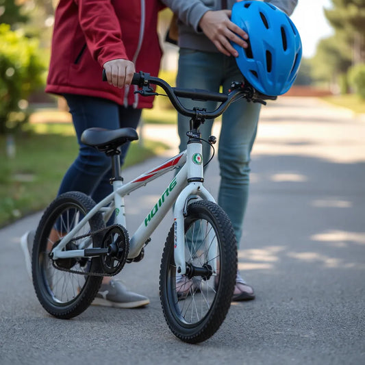 Leichtes Kinderfahrrad im Vordergrund, daneben Elternteil mit Helm für die sichere Fahrt